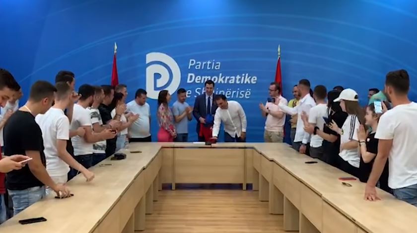 Basha feston ditëlindjen, dhurata e veçantë nga të rinjtë e Forumit Rinor (VIDEO)