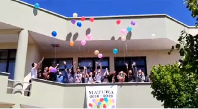 Mesazhi emocionues i maturantëve në Durrës (VIDEO)