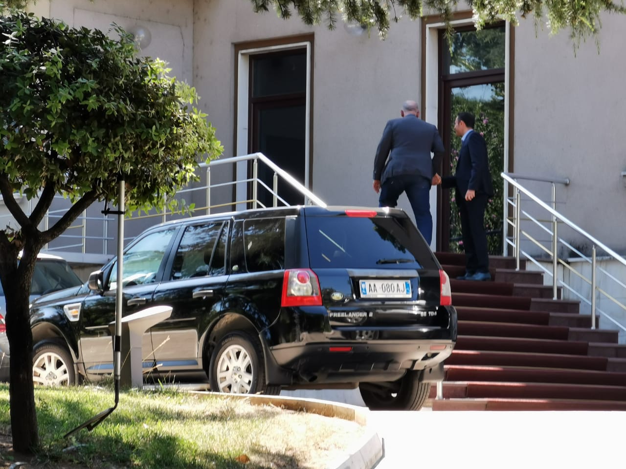 Nuk shkon Kryemadhi, LSI përfaqësohet në Presidencë nga Petrit Vasili