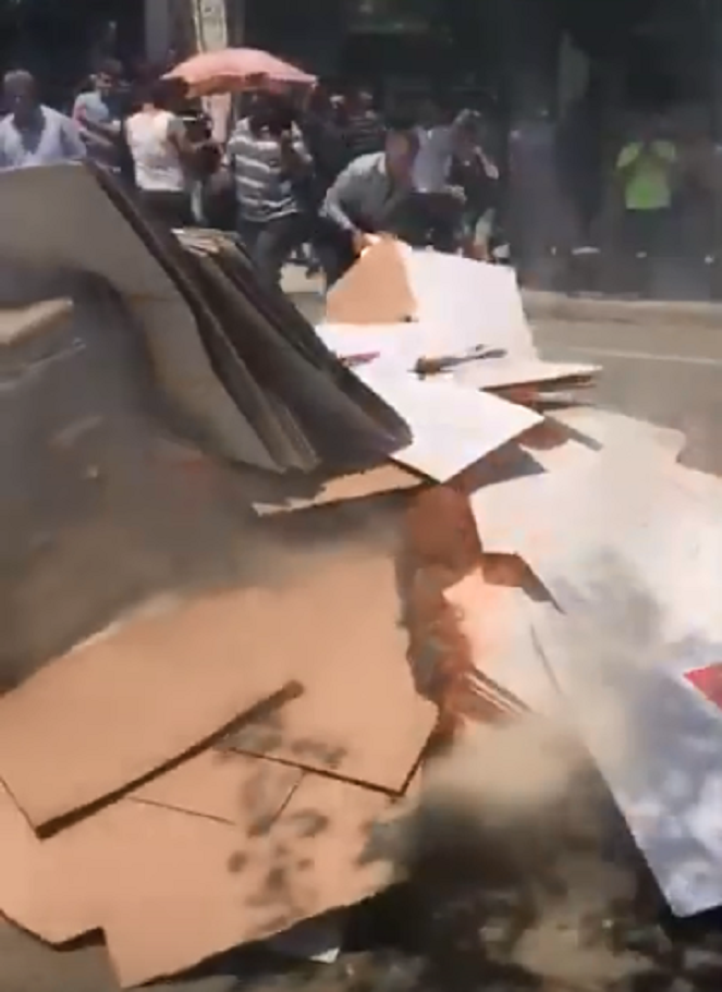 VIDEO/ Protestuesit nxjerrin materialet nga KZAZ dhe i djegin