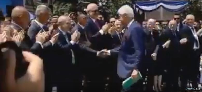 Bill Clinton nuk i jep dorën Edi Ramës… Pamjet që po bëjnë xhiron e rrjetit (VIDEO)