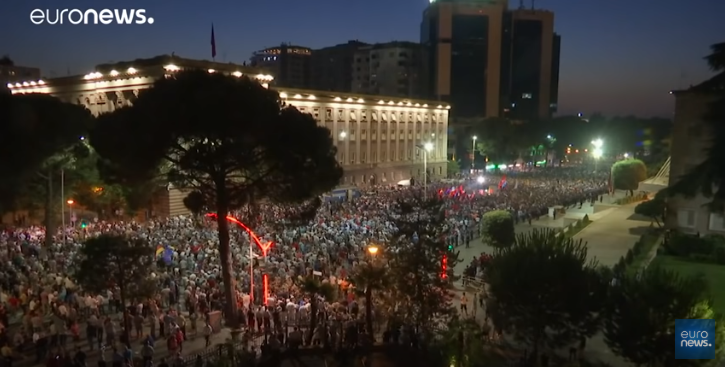 “Euronews” shkruan për Shqipërinë: Në prag të një kolapsi institucional