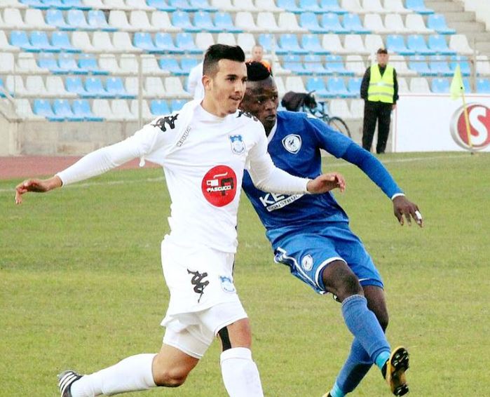 Debutim, Europë dhe Kombëtare, mesfushori 20-vjeçar “fluturon” me Teutën