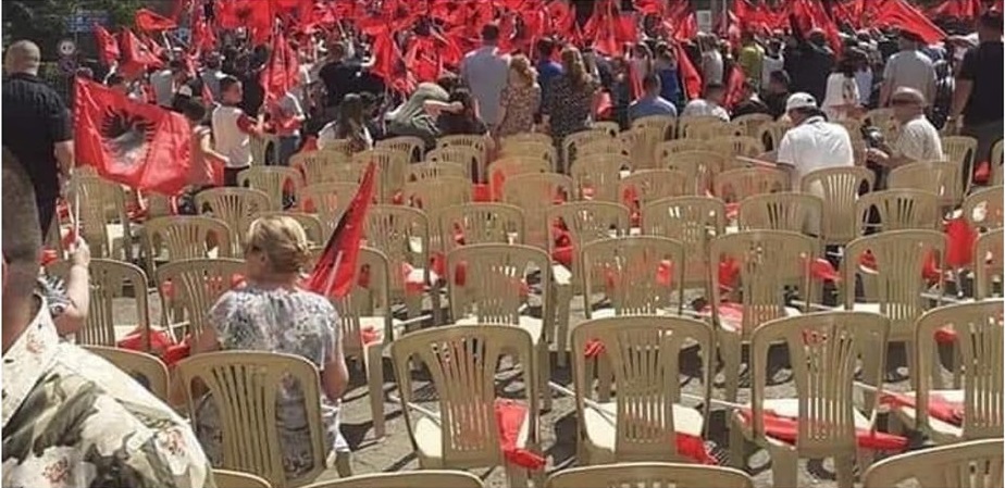 Rama në Mat nuk mbushi dot karriget as me administratën (FOTO)