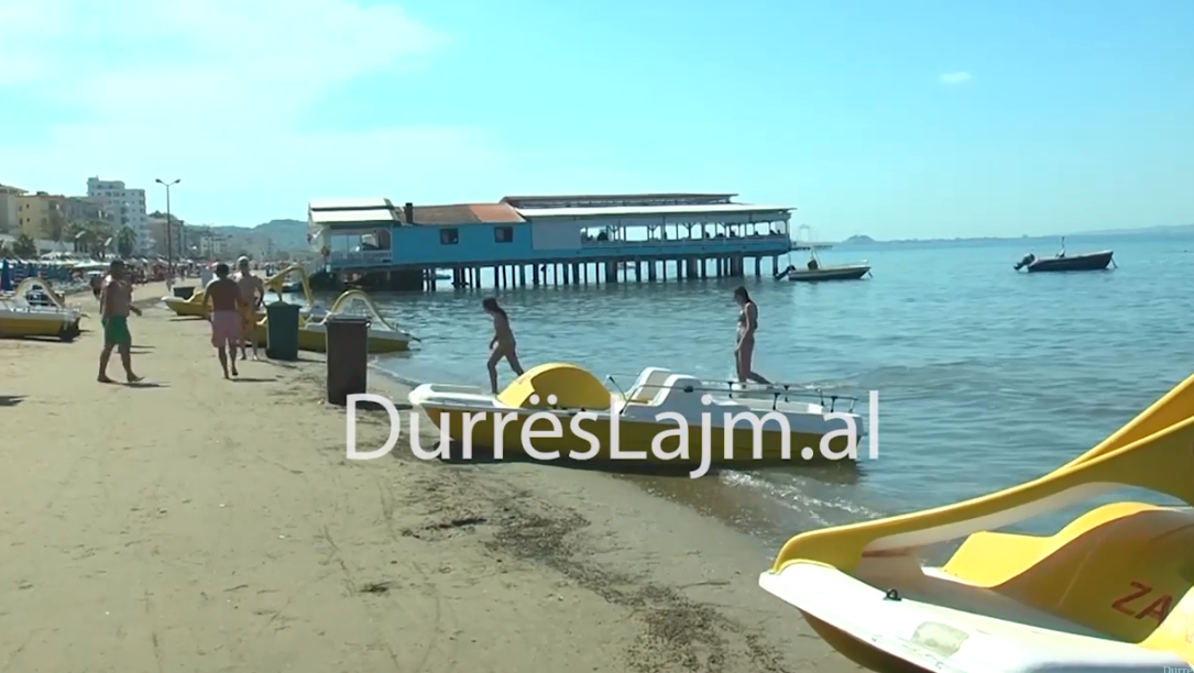 Plazhet e Durrësit pa kulla vrojtimi! Pushuesit të shqetësuar: S’kemi siguri (VIDEO)