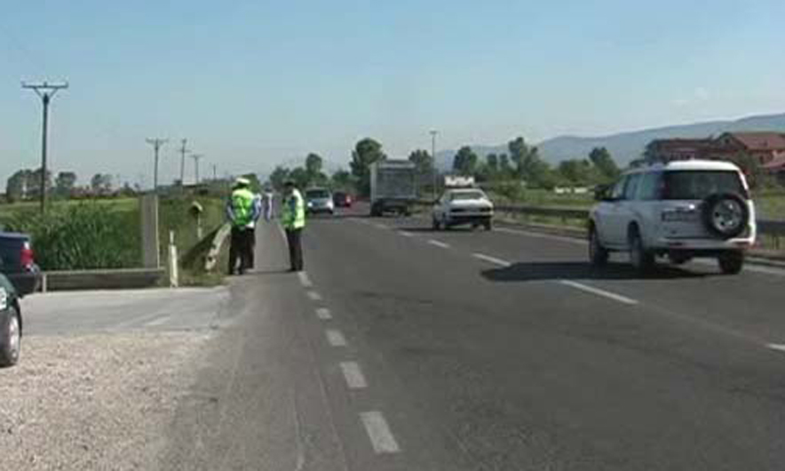 “Benz”-i merr përpara 2 mjete, vdes në vend pasagjeri 18-vjeçar, plagosen shoferët