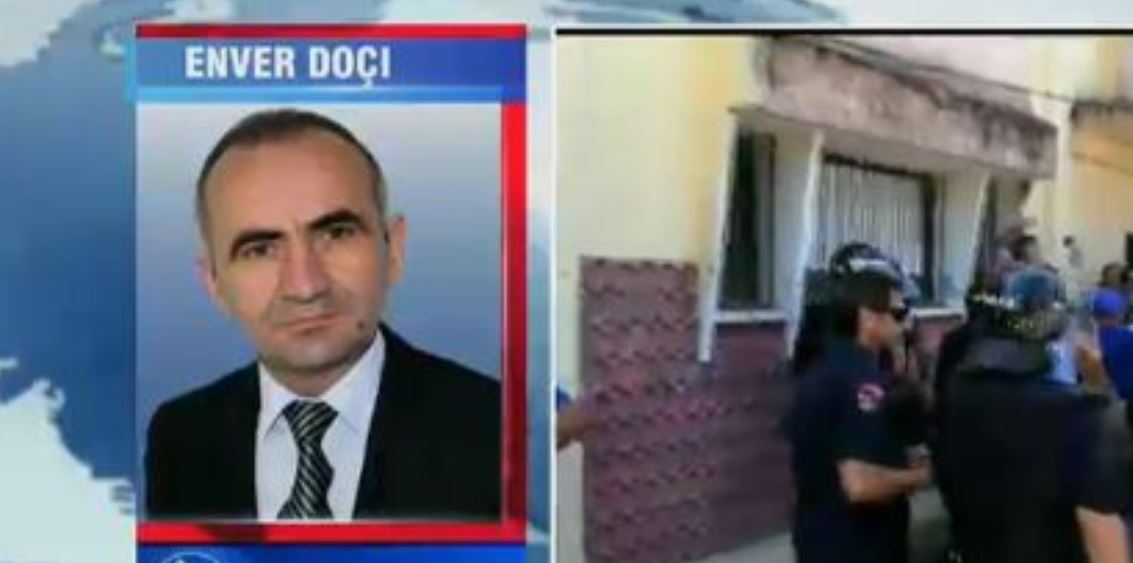 Po filmonte arrestimin e disa personave, policia godet me tytën e armës gazetarin