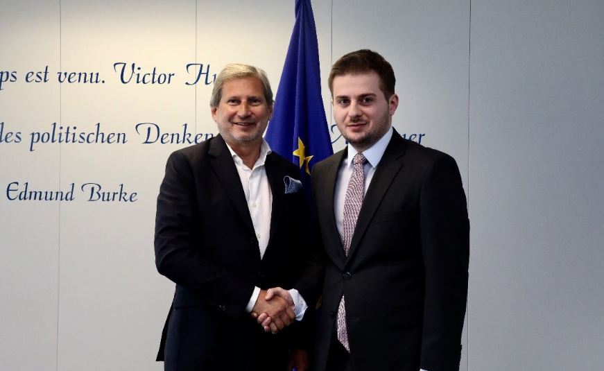 Cakaj takohet me Hahn: Shqipëria e meriton hapjen e negociatave me BE