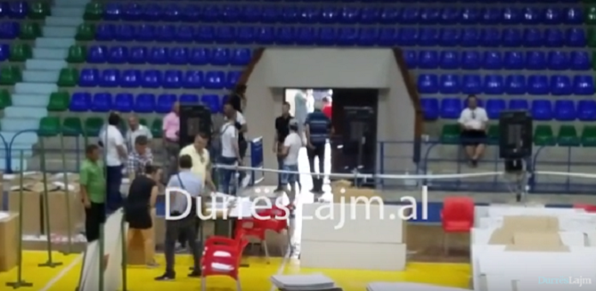 Materialet zgjedhore mbërrijnë në KZAZ-të e Durrësit (VIDEO)