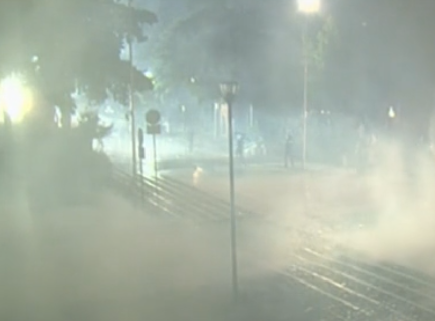 Gaz lotsjellës e kaos te Parlamenti, PD tërheq protestuesit