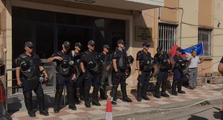 Sulmet në KZAZ, burg për 2 punonjësit e bashkisë/ Spahia: Arrest politik