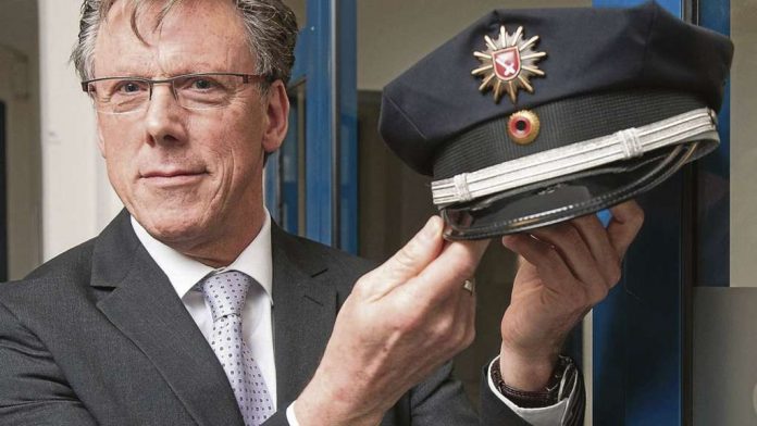 Një polic gjerman mund të heqë vetëm… kapelen në këtë vapë