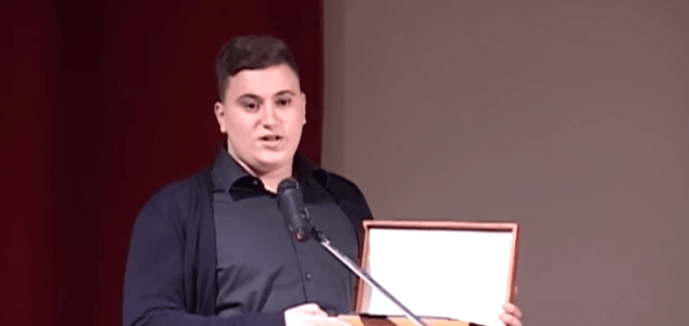 Pak orë para protestës së opozitës, djali i Sokol Olldashit mesazh të rëndësishëm  për shqiptarët