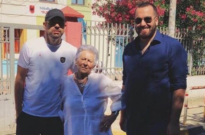 Djali i kryeministrit Rama voton me xhaxhain dhe gjyshen (FOTO)