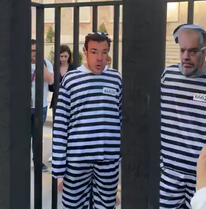 Protestuesit të maskuar si Rama dhe Dako në një qeli të improvizuar