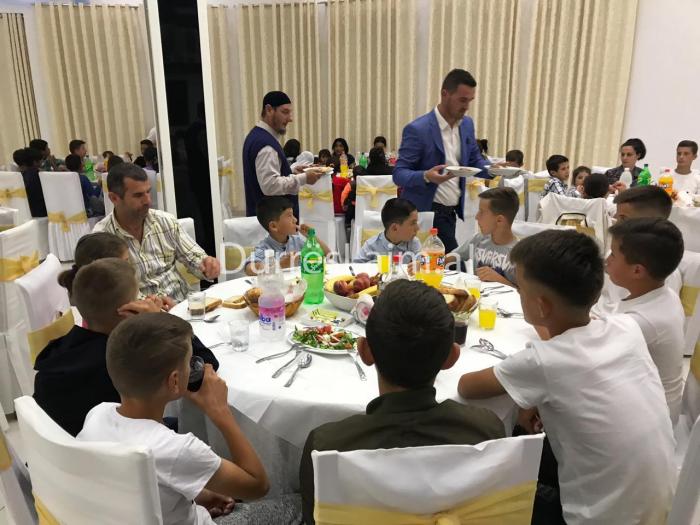 Kryetari i Komunës shtron iftar për fëmijët në nevojë të zonës (FOTO+VIDEO)