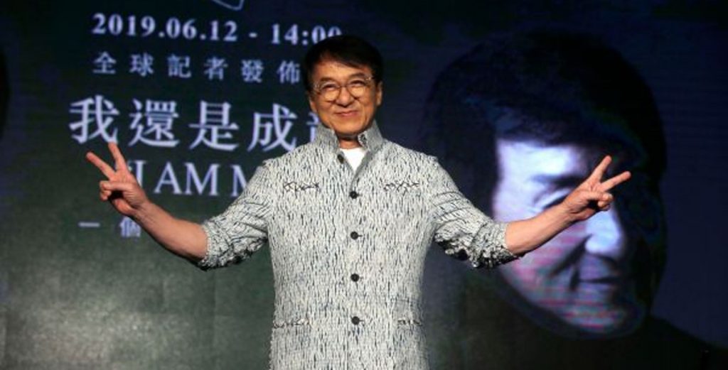 Jackie Chan edhe këngëtar, nxjerr albumin e parë