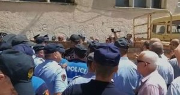 Tensione edhe në Kukës, policia nxjerr vetë materialet zgjedhore
