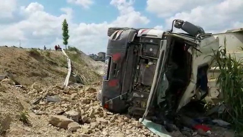 Kamioni del nga rruga, aksidentohet drejtuesi