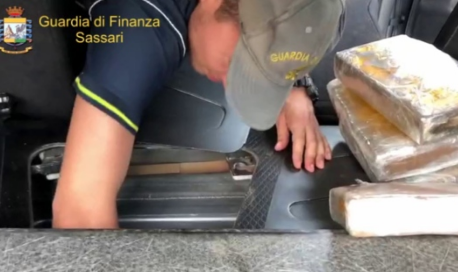 Refuzoi kontrollin e makinës, arrestohet shqiptari me 7 kg kokainë me vete