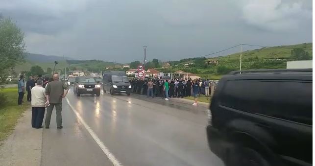 Protestuesit tentojnë t’i bllokojnë rrugën Ramës