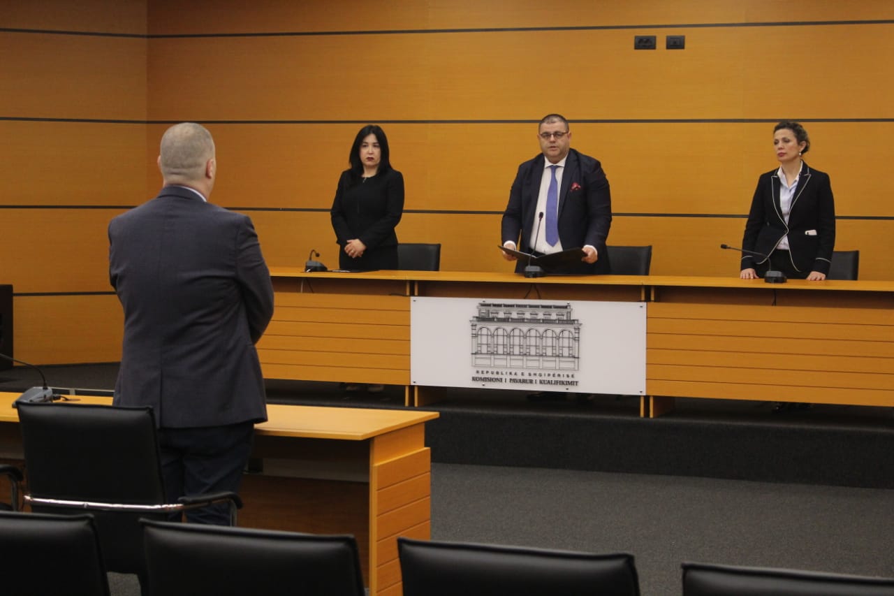 Konfirmohet në detyrë prokurori Edvin Kondili