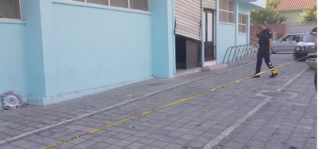 Militantët e PS thyejnë derën e ish-KZAZ-së, shoqërohen 5 persona