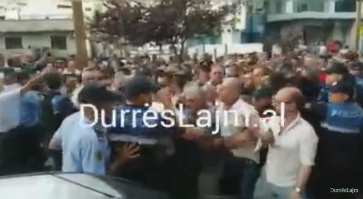 Konfrontimi me policinë në Durrës, lëndohet një polic (VIDEO)
