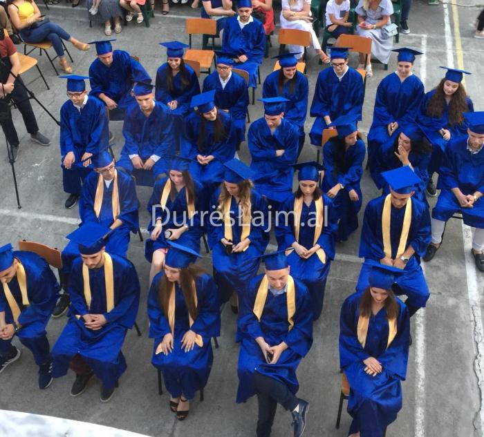 Durrës, diplomohet brezi i 17-të i maturantëve në shkollën &#8220;Mihal Ekonomi&#8221; (FOTO+VIDEO)