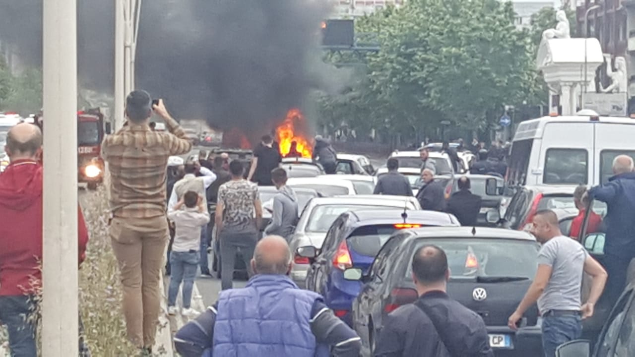 FOTO/ Makina shpërthen në flakë gjatë ecjes, qytetarët në panik