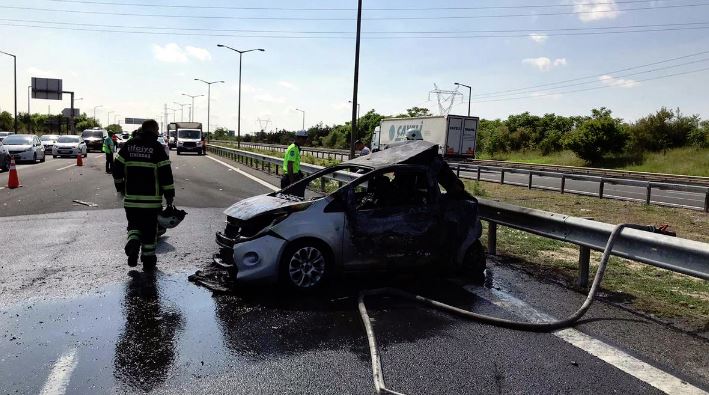 Përplaset nga kamioni, digjet makina me 5 persona brenda