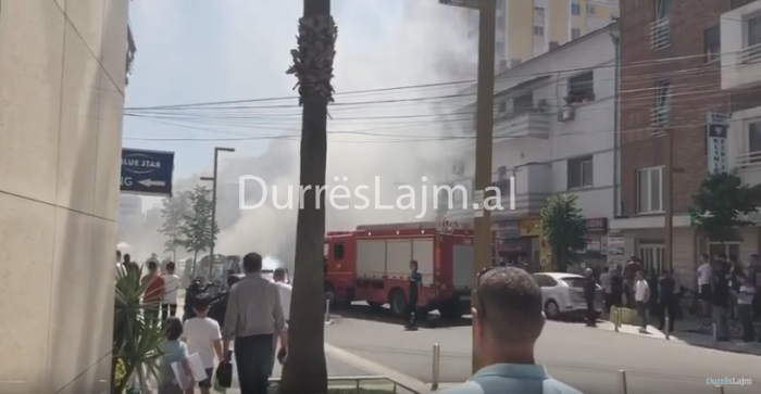 Përfshihet nga flakët një automjet në Durrës (VIDEO)
