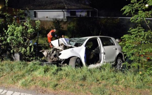 Makina del nga rruga, plagosen tre gra