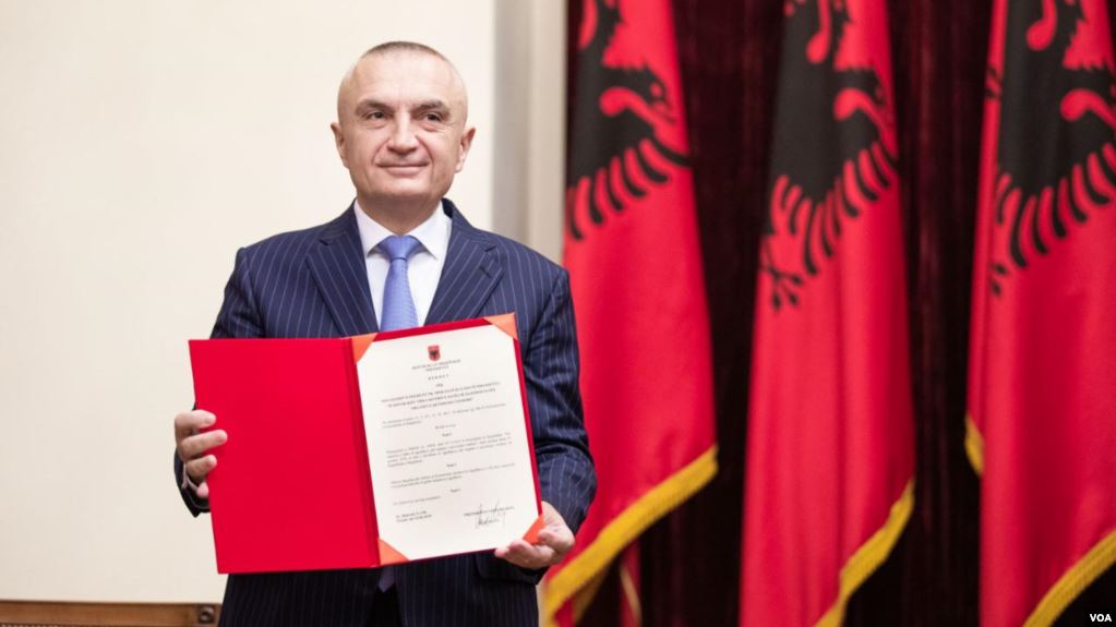 Shkarkimi i Metës, Zëri i Amerikës: Hap ekstrem nga parlamenti