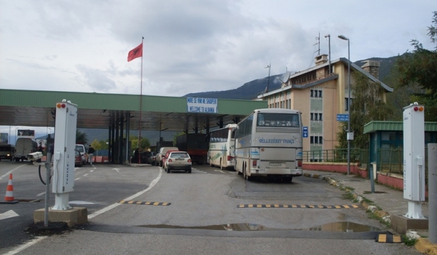 Materiale ndërtimi kontrabandë, arrestohet i riu dhe dy doganierë të Morinës