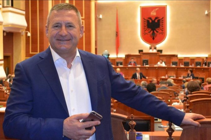 Ndoka sulmon Junker: Pijanec dhe me tendencë për LGBTI