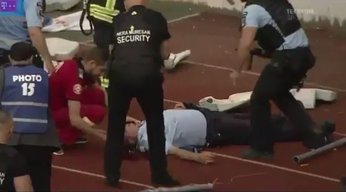 Ngjarje e rëndë në stadium, tifozët plagosin një polic (VIDEO)