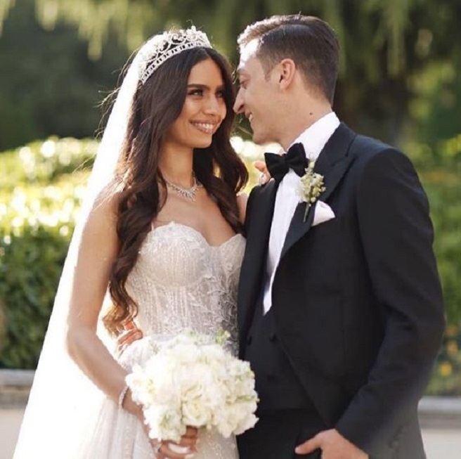 Aktorja e famshme turke dhe futbollisti martohen nga presidenti Erdogan (FOTO)