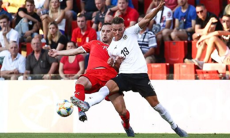 Pamje horror, mbrojtësi serb i thyen këmbën “yllit” të Austrisë