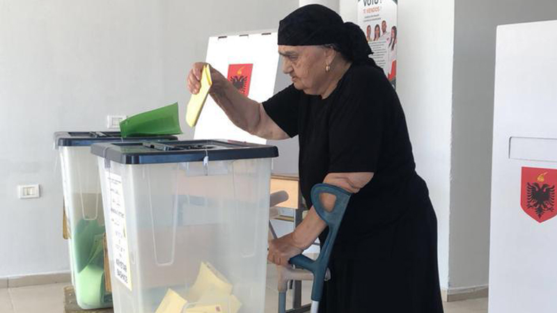 FOTOLAJM/ E moshuara me paterica i drejtohet kutisë së votimit