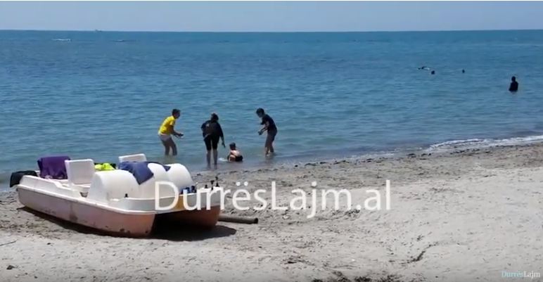 Më në fund plazh! Çelet sezoni në Durrës (VIDEO)