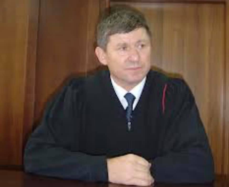 Gazetari rrëfen skenarin: Banda e Durrësit shkarkoi gjyqtarin