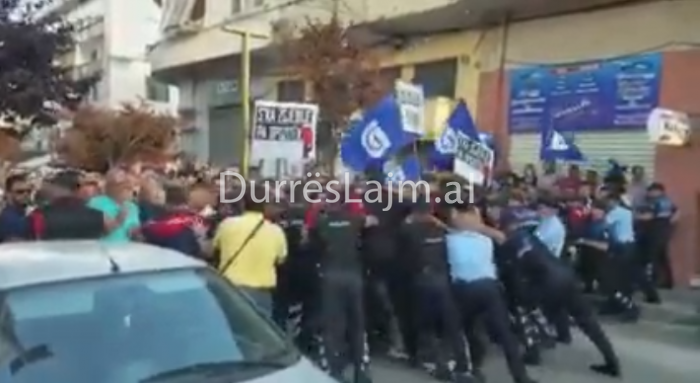 Durrës, “thyhet” kordoni i parë i policisë, efektivët vendosin maskat kundërgaz (VIDEO)