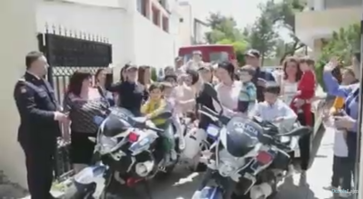 1 qershori/ Policët e Durrësit dhurata dhe surpriza për fëmijët e “Shtëpisë së foshnjes” (VIDEO)