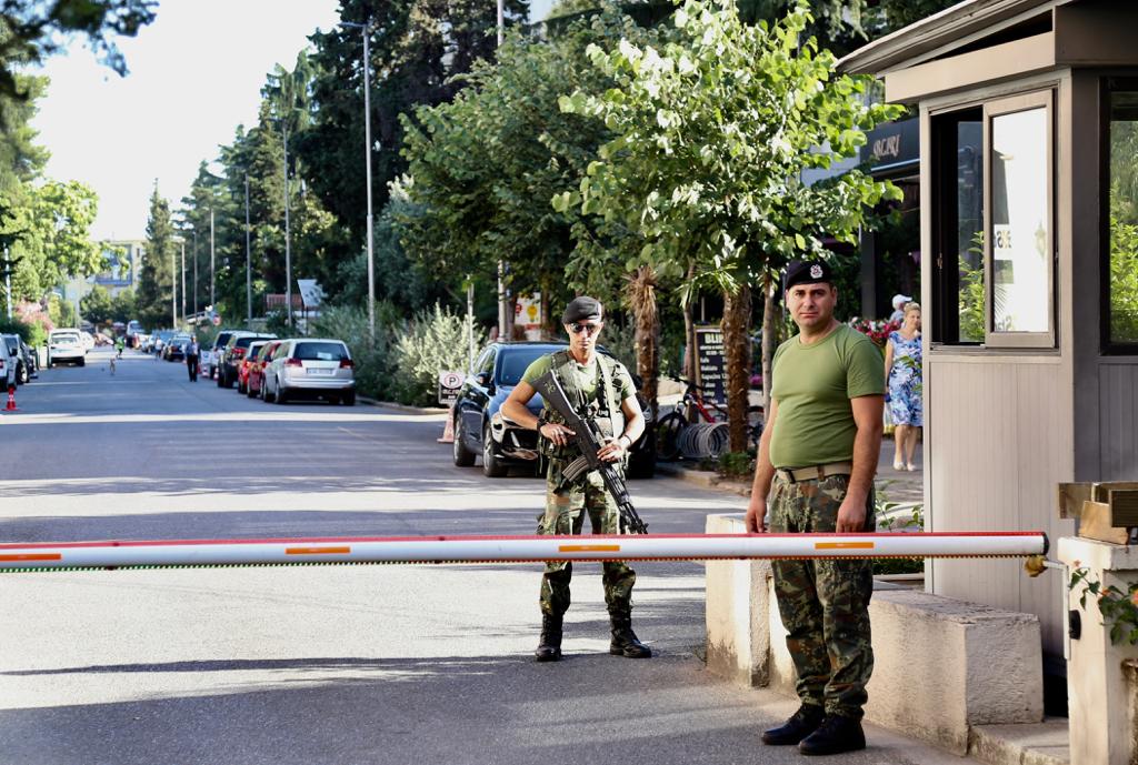 FOTO/ Një ditë para zgjedhjeve “blindohet” blloku i ambasadave