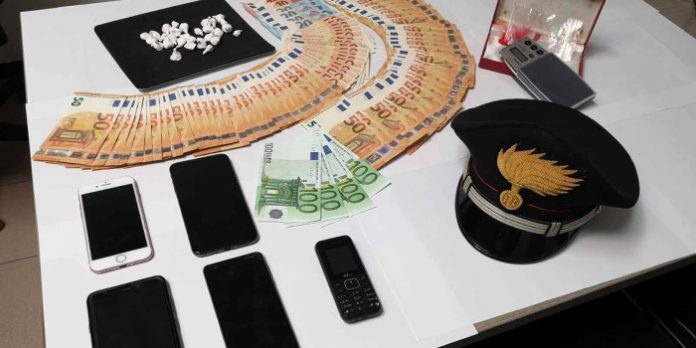 Dy shqiptarë në Itali kapen me kokainë dhe para në makinë