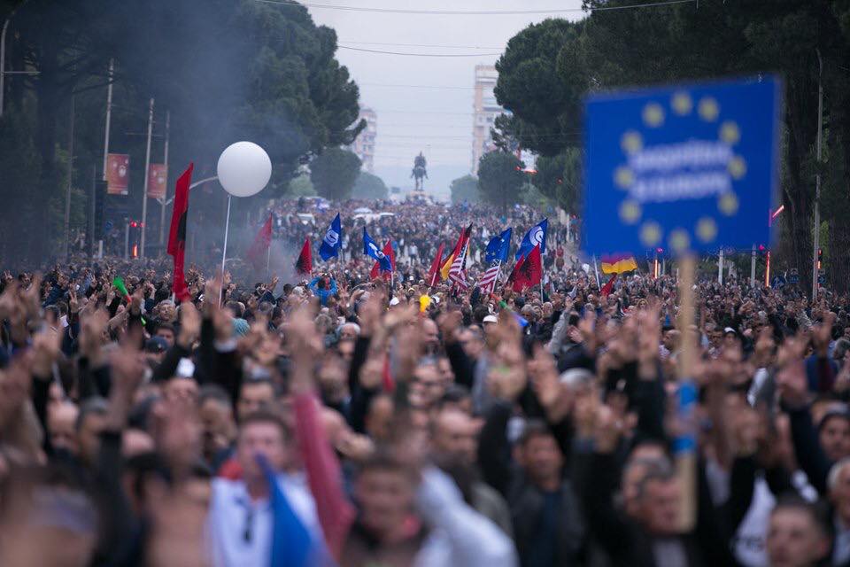 Paralajmërimi i Berishës: Ora e supergjigandit po afron!