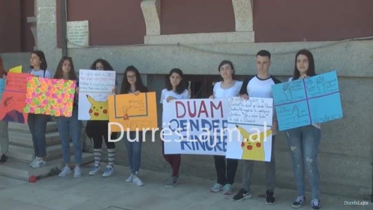 Fëmijë e të rinj protestojnë para bashkisë Durrës (VIDEO)