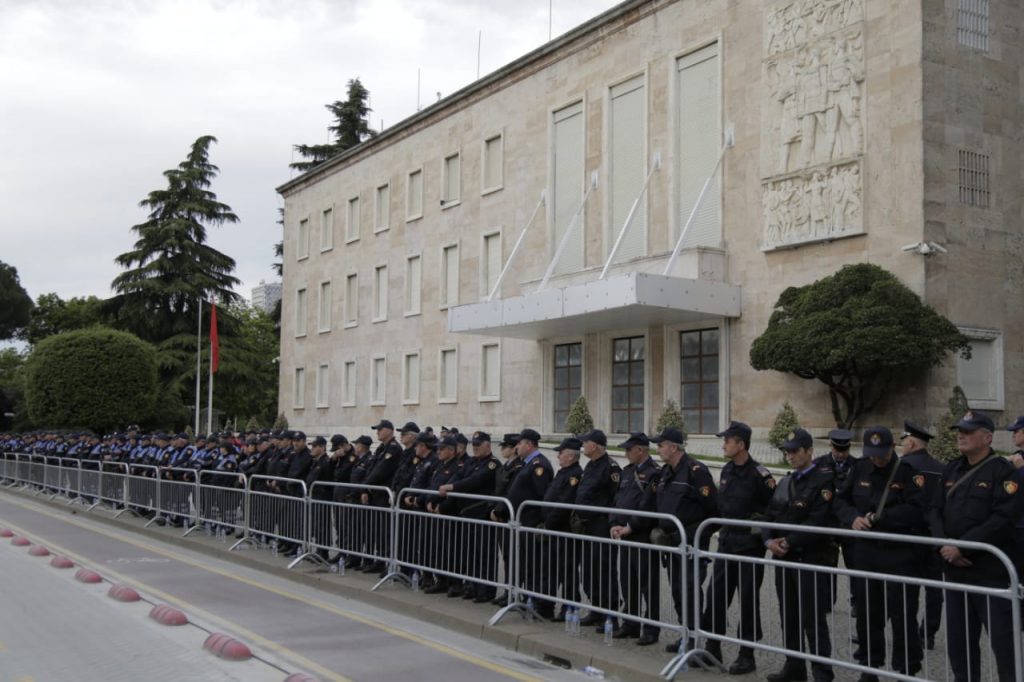 Sot protesta e opozitës, ç’do ndodhë para Kryeministrisë?