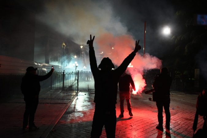 Policia thirrje protestuesve: Ruani qetësinë, po rrezikoni policët